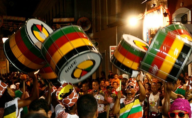 Apresentação noturna de percussão nas ladeiras históricas de Salvador